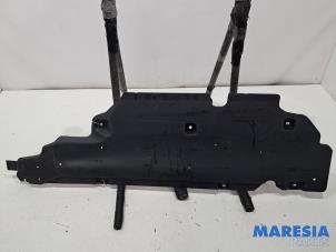 Gebruikte Bodem beschermplaat Renault Clio IV (5R) 0.9 Energy TCE 90 12V Prijs € 69,00 Margeregeling aangeboden door Maresia Parts