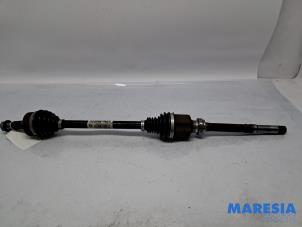 Gebruikte Aandrijfas rechts-voor Peugeot 308 (L3/L8/LB/LH/LP) 1.2 12V e-THP PureTech 110 Prijs € 105,00 Margeregeling aangeboden door Maresia Parts