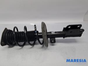 Gebruikte Schokdemperpoot rechts-voor Peugeot 308 (L3/L8/LB/LH/LP) 1.2 12V e-THP PureTech 110 Prijs € 60,00 Margeregeling aangeboden door Maresia Parts