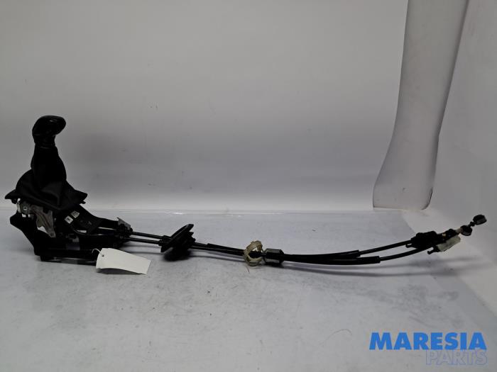 Gebruikte Versnellingspook Peugeot 208 I (CA/CC/CK/CL) 1.2 Vti 12V PureTech 82 Prijs € 49,00 Margeregeling aangeboden door Maresia Parts