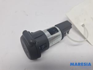 Gebruikte 12 Volt aansluiting Peugeot 208 I (CA/CC/CK/CL) 1.2 Vti 12V PureTech 82 Prijs € 14,95 Margeregeling aangeboden door Maresia Parts