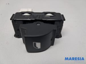 Gebruikte Schakelaar Elektrisch Raam Peugeot 308 (L3/L8/LB/LH/LP) 1.2 12V e-THP PureTech 110 Prijs € 10,00 Margeregeling aangeboden door Maresia Parts