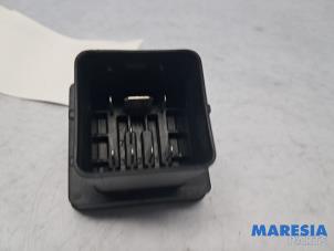 Gebruikte Voorgloei Relais Renault Trafic (1FL/2FL/3FL/4FL) 2.0 dCi 16V 130 Prijs € 36,30 Inclusief btw aangeboden door Maresia Parts