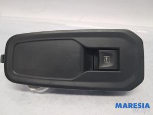 Gebruikte Raam schakelaar elektrisch Renault Trafic (1FL/2FL/3FL/4FL) 2.0 dCi 16V 130 Prijs € 18,15 Inclusief btw aangeboden door Maresia Parts