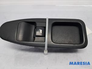 Gebruikte Schakelaar Elektrisch Raam Peugeot Expert (G9) 2.0 HDiF 16V 130 Prijs € 48,40 Inclusief btw aangeboden door Maresia Parts