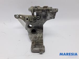Gebruikte Dynamosteun boven Alfa Romeo Giulietta (940) 1.75 TBI 16V QV Prijs € 34,99 Margeregeling aangeboden door Maresia Parts