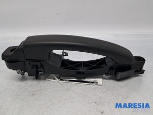 Gebruikte Greep achterdeur Bus-Bestel Renault Trafic (1FL/2FL/3FL/4FL) 1.6 dCi 120 Twin Turbo Prijs € 60,50 Inclusief btw aangeboden door Maresia Parts