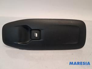 Gebruikte Schakelaar Elektrisch Raam Peugeot 2008 (CU) 1.2 Vti 12V PureTech 82 Prijs € 15,00 Margeregeling aangeboden door Maresia Parts