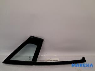 Gebruikte Driehoeks Ruit rechts-voor Renault Clio IV (5R) 0.9 Energy TCE 90 12V Prijs € 50,00 Margeregeling aangeboden door Maresia Parts