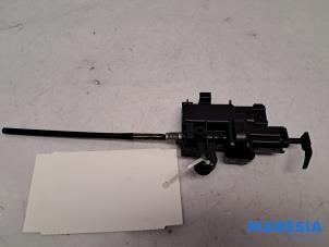 Gebruikte Tankklep Vergrendelingsmotor Renault Clio IV (5R) 0.9 Energy TCE 90 12V Prijs € 24,99 Margeregeling aangeboden door Maresia Parts