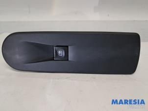 Gebruikte Elektrisch Raam Schakelaar Renault Clio IV (5R) 0.9 Energy TCE 90 12V Prijs € 10,00 Margeregeling aangeboden door Maresia Parts