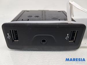 Gebruikte AUX/USB aansluiting Renault Megane IV (RFBB) 1.2 Energy TCE 130 Prijs € 50,00 Margeregeling aangeboden door Maresia Parts