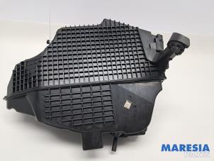 Gebruikte Luchtfilterhuis Renault Clio IV (5R) 0.9 Energy TCE 90 12V Prijs € 20,00 Margeregeling aangeboden door Maresia Parts
