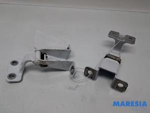 Gebruikte Scharnier deur rechts-achter Renault Kangoo Express (FW) 1.5 dCi 75 Prijs € 36,30 Inclusief btw aangeboden door Maresia Parts