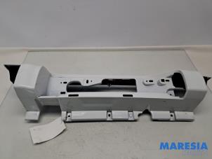 Gebruikte Achterlichtrand links Renault Trafic (1FL/2FL/3FL/4FL) 2.0 dCi 16V 120 Prijs € 48,39 Inclusief btw aangeboden door Maresia Parts