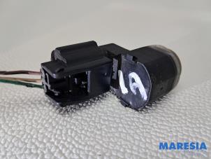 Gebruikte PDC Sensor Renault Trafic (1FL/2FL/3FL/4FL) 2.0 dCi 16V 120 Prijs € 23,60 Inclusief btw aangeboden door Maresia Parts