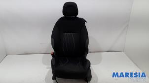 Gebruikte Voorstoel links Peugeot 208 I (CA/CC/CK/CL) 1.2 Vti 12V PureTech 82 Prijs € 179,99 Margeregeling aangeboden door Maresia Parts