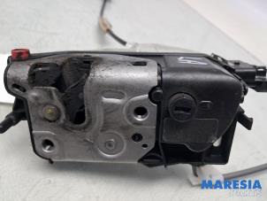 Gebruikte Deurslot Mechaniek 4Deurs links-achter Citroen C4 Cactus (0B/0P) 1.2 PureTech 82 12V Prijs € 29,95 Margeregeling aangeboden door Maresia Parts