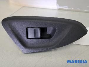 Gebruikte Raam schakelaar elektrisch Peugeot 108 1.0 12V VVT-i Prijs € 14,99 Margeregeling aangeboden door Maresia Parts