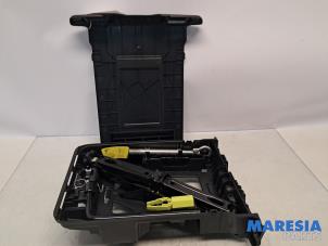 Gebruikte Krikset Opel Vivaro 2.0 CDTI 122 Prijs € 60,50 Inclusief btw aangeboden door Maresia Parts