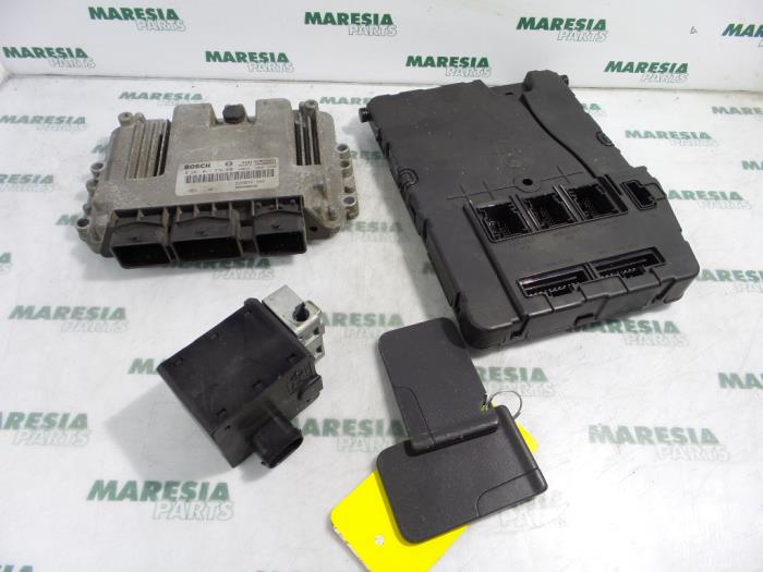 Gebruikte Computer Motormanagement Renault Megane II CC (EM) 1.9 dCi 120 Prijs € 324,99 Margeregeling aangeboden door Maresia Parts