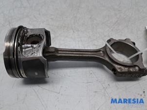 Gebruikte Drijfstang Renault Scénic IV (RFAJ) 1.3 TCE 140 16V Prijs € 75,00 Margeregeling aangeboden door Maresia Parts