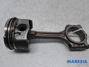 Gebruikte Drijfstang Renault Scénic IV (RFAJ) 1.3 TCE 140 16V Prijs € 75,00 Margeregeling aangeboden door Maresia Parts