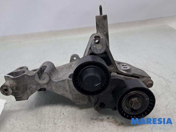 Gebruikte Dynamosteun onder Renault Master III (FV) 2.3 dCi 170 16V FWD Prijs € 54,45 Inclusief btw aangeboden door Maresia Parts