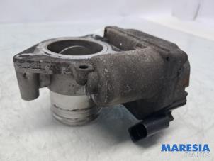 Gebruikte Gasklephuis Renault Trafic New (FL) 2.5 dCi 16V 145 Prijs € 42,35 Inclusief btw aangeboden door Maresia Parts
