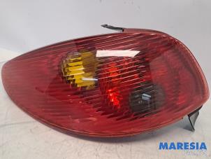 Gebruikte Achterlicht links Peugeot 206 (2A/C/H/J/S) 1.4 XR,XS,XT,Gentry Prijs € 19,99 Margeregeling aangeboden door Maresia Parts