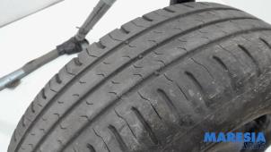 Gebruikte Krikset + reservewiel Renault Clio IV Estate/Grandtour (7R) 0.9 Energy TCE 90 12V Prijs € 125,00 Margeregeling aangeboden door Maresia Parts