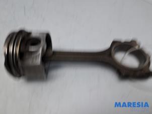 Gebruikte Drijfstang Renault Megane III Grandtour (KZ) 1.2 16V TCE 115 Prijs € 49,95 Margeregeling aangeboden door Maresia Parts