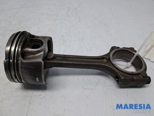 Gebruikte Drijfstang Renault Megane III Grandtour (KZ) 1.2 16V TCE 115 Prijs € 49,95 Margeregeling aangeboden door Maresia Parts