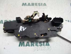 Gebruikte Portierslot Mechaniek 2deurs rechts Fiat Stilo (192A/B) 1.6 16V Prijs € 30,00 Margeregeling aangeboden door Maresia Parts