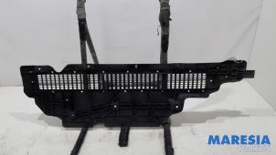 Gebruikte Bodem beschermplaat Renault Clio IV Estate/Grandtour (7R) 0.9 Energy TCE 90 12V Prijs € 69,00 Margeregeling aangeboden door Maresia Parts