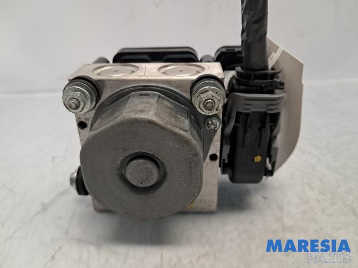 Gebruikte ABS Pomp Renault Clio IV Estate/Grandtour (7R) 0.9 Energy TCE 90 12V Prijs € 49,95 Margeregeling aangeboden door Maresia Parts