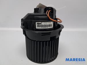 Gebruikte Kachel Ventilatiemotor Renault Clio IV Estate/Grandtour (7R) 0.9 Energy TCE 90 12V Prijs € 28,99 Margeregeling aangeboden door Maresia Parts