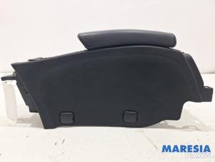 Gebruikte Armleuning Alfa Romeo Brera (939) 2.2 JTS 16V Prijs € 75,00 Margeregeling aangeboden door Maresia Parts