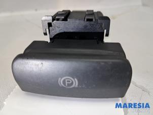 Gebruikte Handrem schakelaar Peugeot 5008 I (0A/0E) 1.6 THP 16V Prijs € 50,00 Margeregeling aangeboden door Maresia Parts