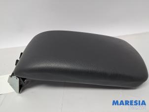 Gebruikte Armsteun Peugeot 308 (4A/C) 1.6 16V THP 155 Prijs € 50,00 Margeregeling aangeboden door Maresia Parts