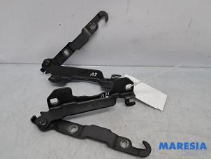 Gebruikte Motorkap Scharnier Alfa Romeo Brera (939) 2.2 JTS 16V Prijs € 25,00 Margeregeling aangeboden door Maresia Parts