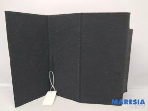 Gebruikte Kofferbak Mat Peugeot 5008 I (0A/0E) 1.6 THP 16V Prijs € 75,00 Margeregeling aangeboden door Maresia Parts