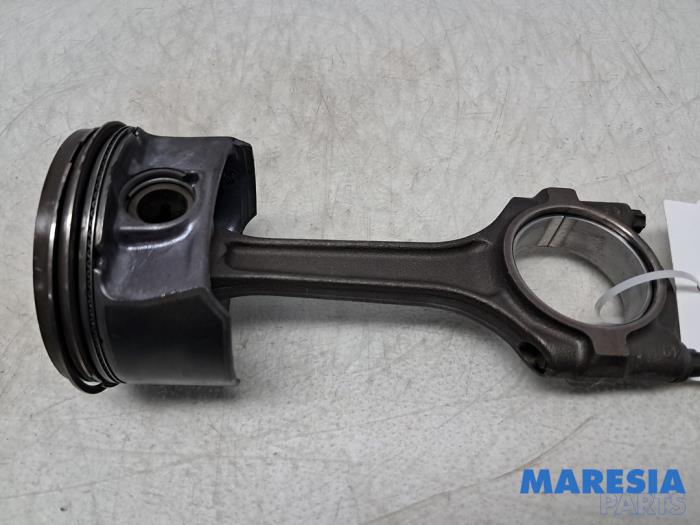Gebruikte Drijfstang Opel Astra H (L48) 1.6 16V Prijs € 49,95 Margeregeling aangeboden door Maresia Parts