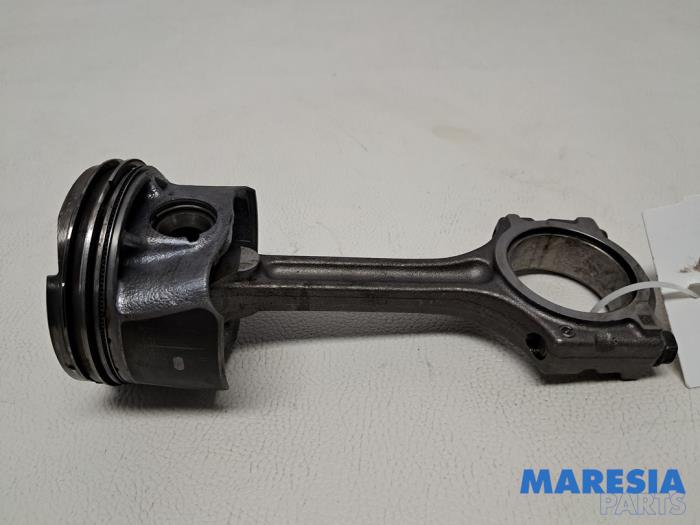 Gebruikte Drijfstang Renault Clio IV (5R) 0.9 Energy TCE 90 12V Prijs € 49,95 Margeregeling aangeboden door Maresia Parts