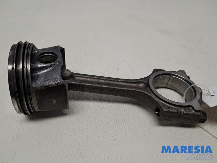 Gebruikte Drijfstang Renault Clio IV (5R) 0.9 Energy TCE 90 12V Prijs € 49,95 Margeregeling aangeboden door Maresia Parts
