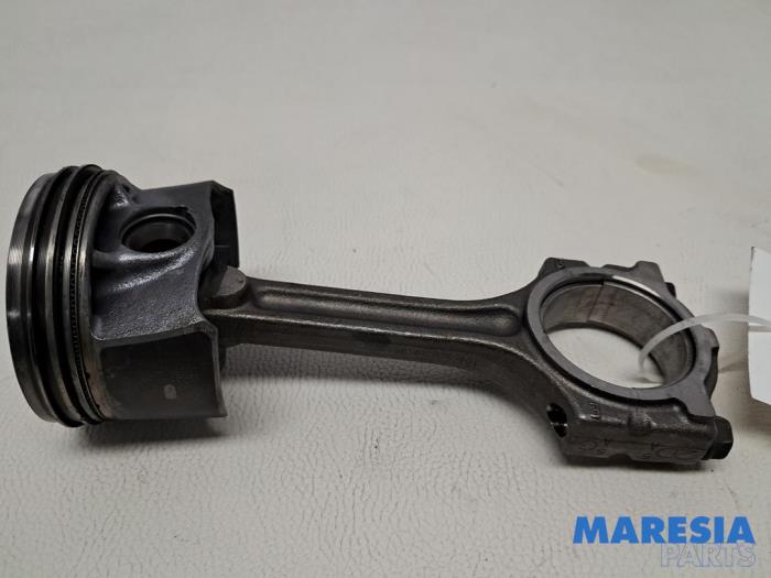 Gebruikte Drijfstang Renault Clio IV (5R) 0.9 Energy TCE 90 12V Prijs € 49,95 Margeregeling aangeboden door Maresia Parts