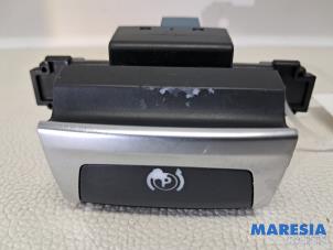 Gebruikte Handrem schakelaar Peugeot 308 (L3/L8/LB/LH/LP) 1.6 16V THP Prijs € 19,99 Margeregeling aangeboden door Maresia Parts