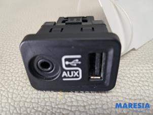 Gebruikte AUX/USB aansluiting Alfa Romeo Giulietta (940) 1.4 TB 16V Prijs € 20,00 Margeregeling aangeboden door Maresia Parts