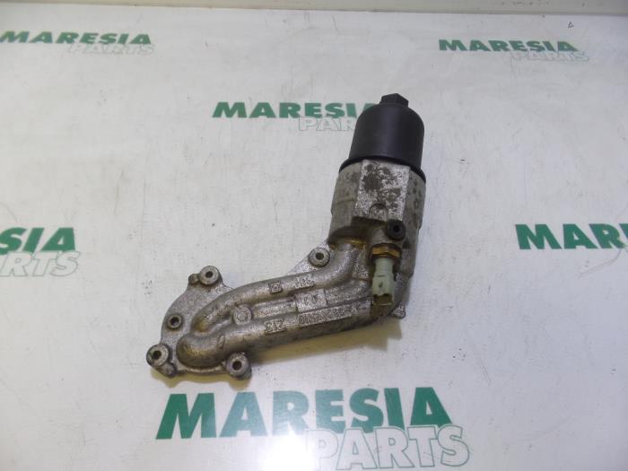 Gebruikte Oliefilterhouder Peugeot 206 (2A/C/H/J/S) 1.4 XR,XS,XT,Gentry Prijs € 35,00 Margeregeling aangeboden door Maresia Parts