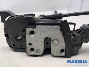 Gebruikte Deurslot Mechaniek 4Deurs links-voor Renault Captur (2R) 1.2 TCE 16V EDC Prijs € 65,00 Margeregeling aangeboden door Maresia Parts